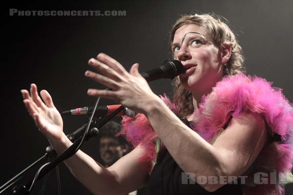 TUNE YARDS - 2011-06-02 - PARIS - Cafe de la Danse - 